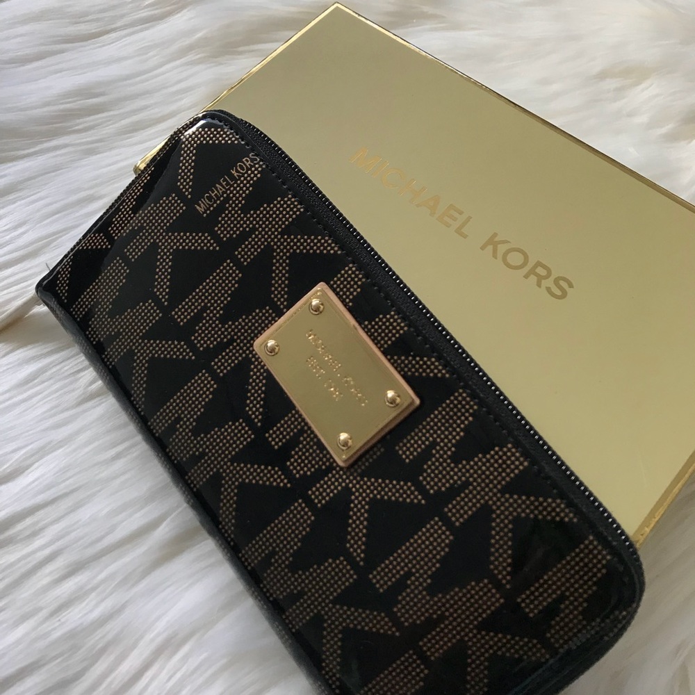Michael Kors Logo Wallet